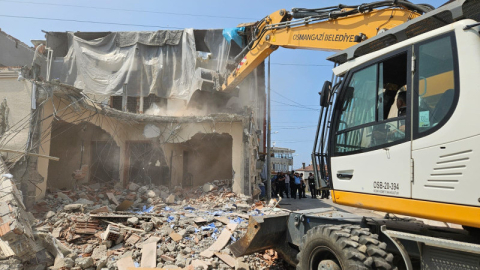 İki katlı kaçak bina yıkıldı 