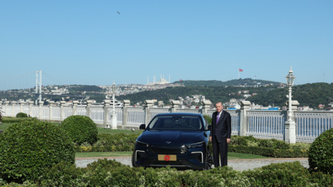 Cumhurbaşkanı Erdoğan, TOGG'un yeni modeli T10F'nin koltuğuna geçti