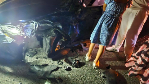 Kamyonet ile otomobil kafa kafa çarpıştı