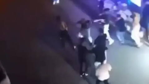 Kalabalık bir grup tarafından darp edilen genç esnafa sığındı