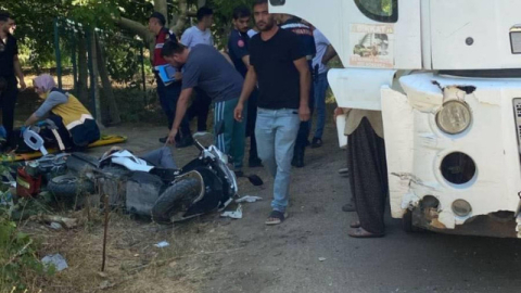 Bursa'da kamyon ile çarpışan motosiklettekilerden biri hayatını kaybetti