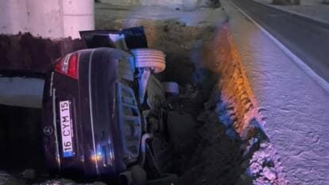 Kontrolden çıkan otomobil üst geçit inşaatına düştü