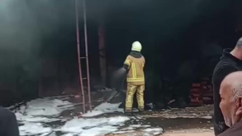 Bursa'da mobilya atölyesi küle döndü: Sabah yangını işyeri bırakmadı
