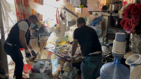 Çöp evde adım atacak yer bulunamadı