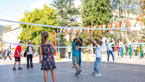 Haydi çocuklar, Heykel'de buluşuyoruz