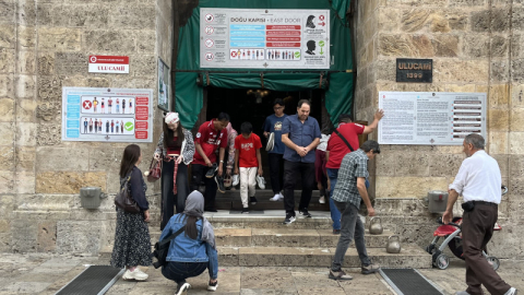 Tarihi cami ziyaretlerine kıyafet mecburiyeti getirildi
