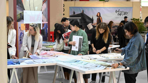 Bursa kumaşları Paris’te genç tasarımcıların vizyonuyla hayat buldu