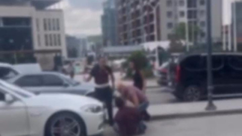 Trafik tartışması yola taştı...Birbirlerine girdiler kavgayı çevredekiler ayırdı