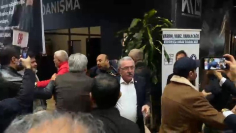 CHP'nin kurultayında kadın gazeteciye saldırıldı