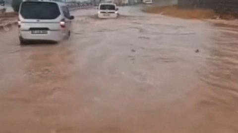 Şiddetli sağanak sokakları göle çevirdi