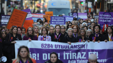 Bursa’da kadınlardan şiddete karşı omuz omuza yürüyüş