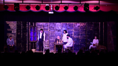 “Duvarların Ötesi” oyunu ayakta alkışlandı