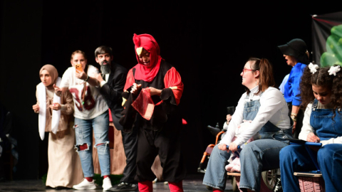 Engelli bireylerden ayakta alkışlanan performans