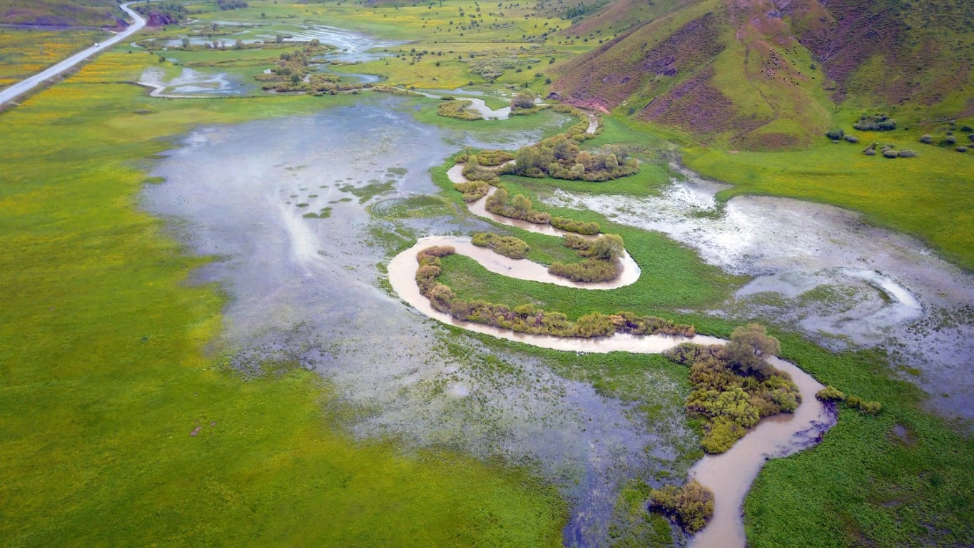 Havadan görüntülenen Güzeldere menderesleri mest ediyor