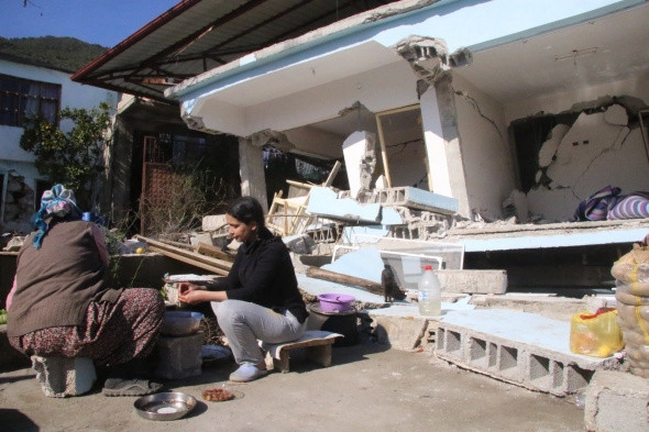 Devasa kayalar köyün üzerine yuvarlandı, dehşeti yaşadılar