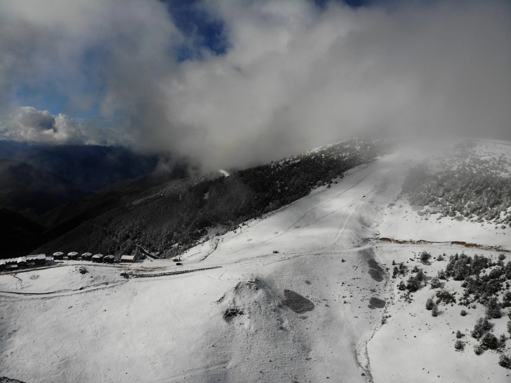 Zigana Kayak Tesislerine sezonun ilk karı yağdı