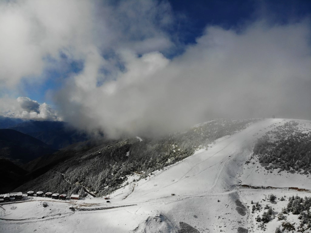 Zigana Kayak Tesislerine sezonun ilk karı yağdı