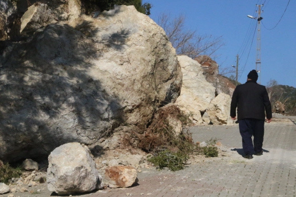 Devasa kayalar köyün üzerine yuvarlandı, dehşeti yaşadılar