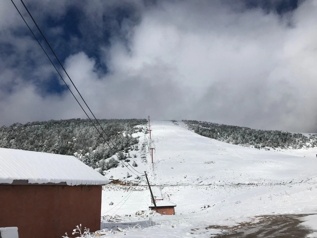 Zigana Kayak Tesislerine sezonun ilk karı yağdı