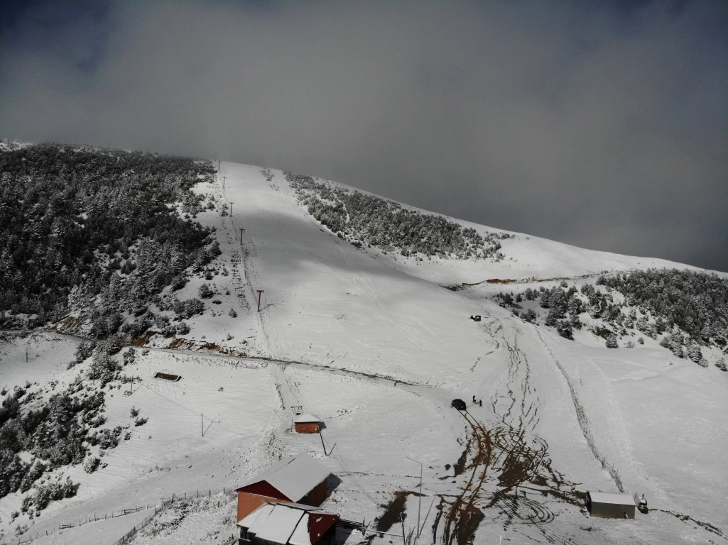 Zigana Kayak Tesislerine sezonun ilk karı yağdı