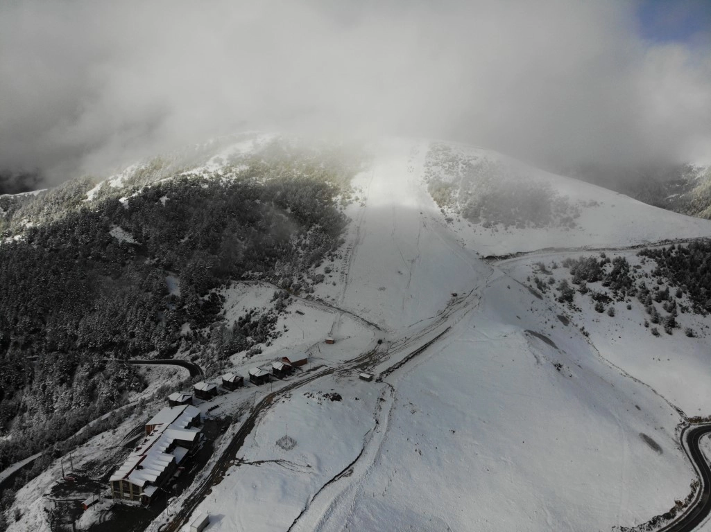 Zigana Kayak Tesislerine sezonun ilk karı yağdı