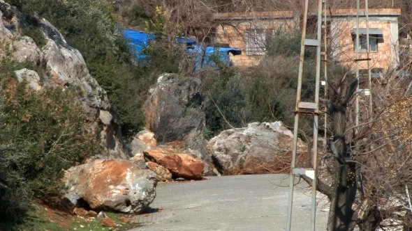 Devasa kayalar köyün üzerine yuvarlandı, dehşeti yaşadılar