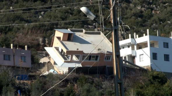 Devasa kayalar köyün üzerine yuvarlandı, dehşeti yaşadılar