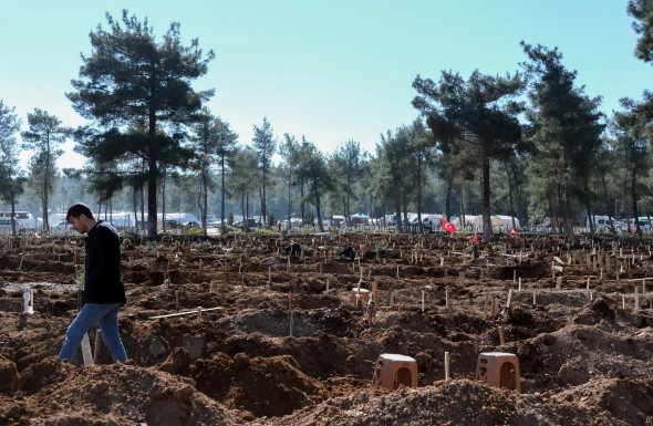 Kahramanmaraş acısını toprağa gömüyor