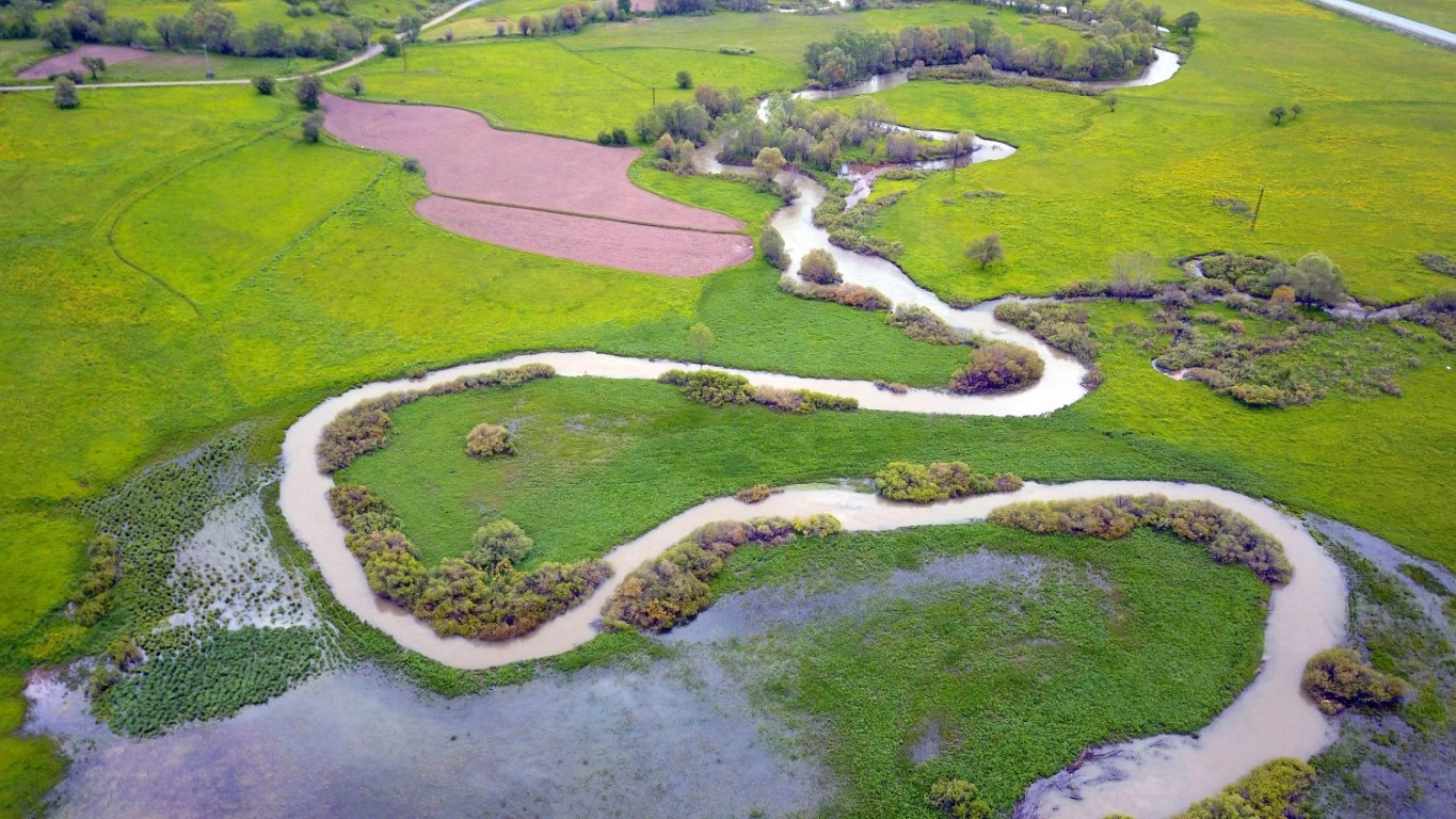 Havadan görüntülenen Güzeldere menderesleri mest ediyor