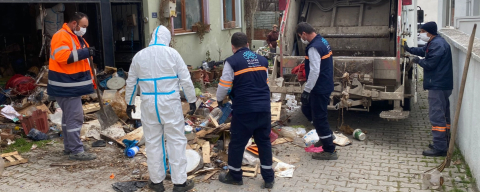 Nilüfer Belediyesi Görükle’de tehlikeli evi temizledi