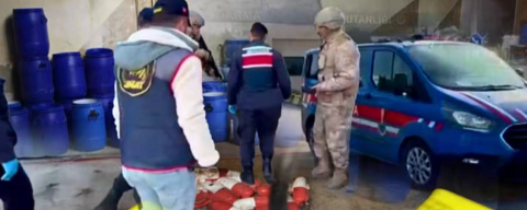 İzmir’de uyuşturucu imalathanesine baskın: Tonlarca hap hammaddesi ele geçirildi