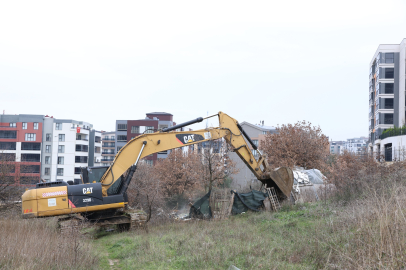 Nilüfer’de tarım alanlarını işgal eden kaçak yapılar yıkılıyor