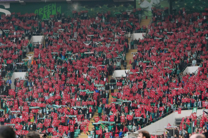 Bursaspor tribünlerinde kırmızı-beyaz görsel şölen