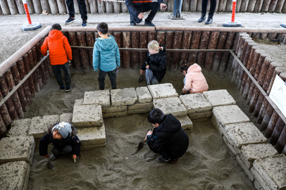 Minik kaşifler 8500 yıllık tarihi toprağa dokundu