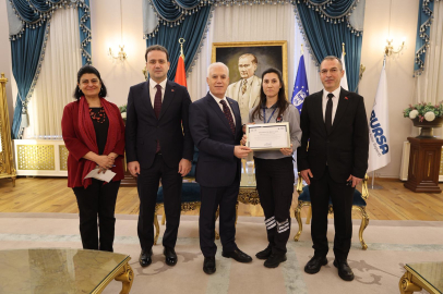 Başkan Bozbey'den güvenlik görevlisi Fatma Yılmaz’a hizmette örnek teşekkürü