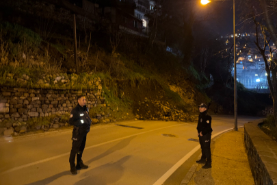 Tarihi Bursa Kalesi altında toprak kayması