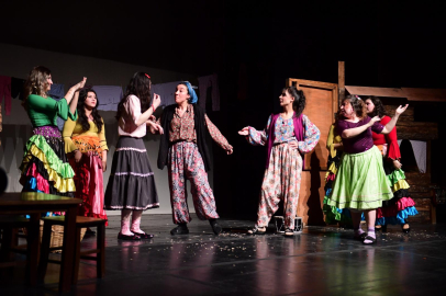 Osmangazi’de ‘Deli Ayten’ rüzgarı: Salon tıklım tıklım doldu