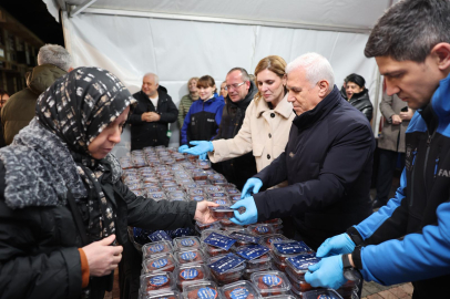 Teravih çıkışı Başkan Bozbey'den tatlı ikramı