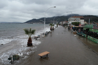 Gemlik'te denizle kara birleşti: Sahil yolu sular altında kaldı