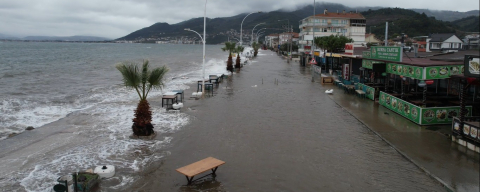 Gemlik'te denizle kara birleşti: Sahil yolu sular altında kaldı
