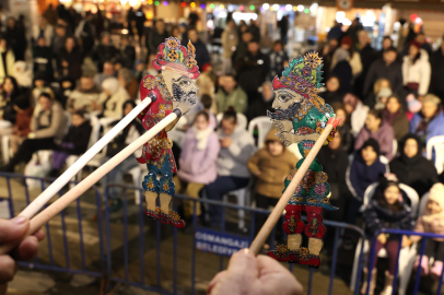 Osmangazi Meydanı’nda Hacivat ile Karagöz gösterisi neşeye doyurdu