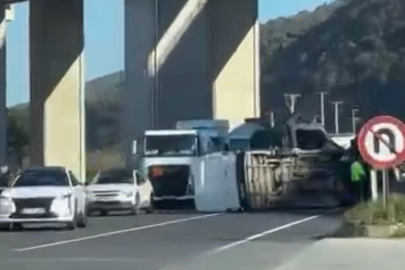 Bursa’da minibüs yan yatarak karşı şeride geçti