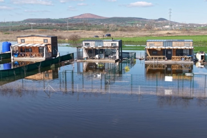 Uluabat Gölü taştı, bungalovlar sular altında kaldı