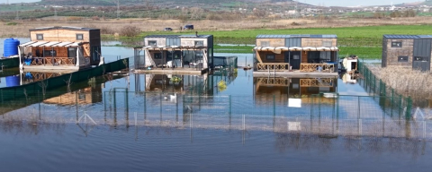 Uluabat Gölü taştı, bungalovlar sular altında kaldı