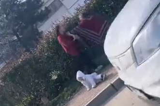 Bursa'da dilenci kadınlar birbirine girdi: Kucağındaki bebek yere düştü