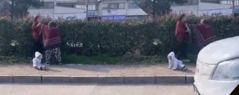 Bursa'da dilenci kadınlar birbirine girdi: Kucağındaki bebek yere düştü