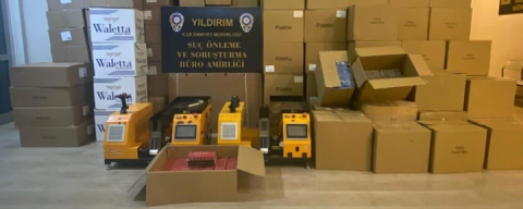 Bursa'da kaçak sigara imalathanesine operasyon: Yüzlerce kilo tütün ele geçirildi