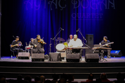Bursa’da kanun gecesi: Aytaç Doğan ve torunu izleyenleri büyüledi