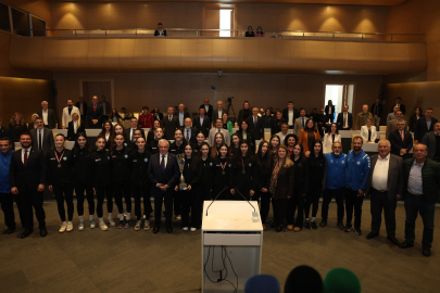 Nilüfer’in genç yıldızları 1. Lig’e yükseldi: Kupayı Başkan Özdemir’e takdim ettiler