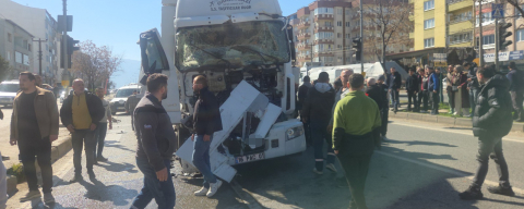 Bursa'da üç araçlı zincirleme kaza: 5 yaralı